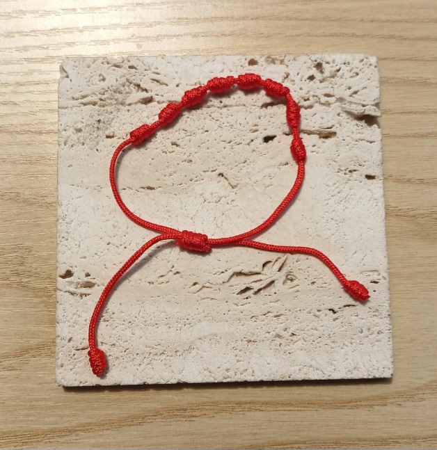 PULSERA DE HILO 7 NUDOS ROJA