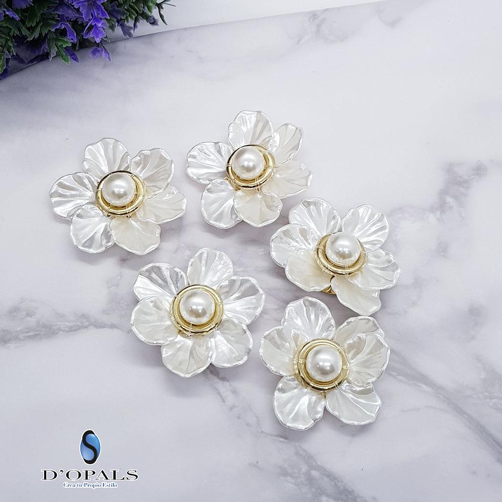 FLOR TEJIDA CON PERLA ACRILICA