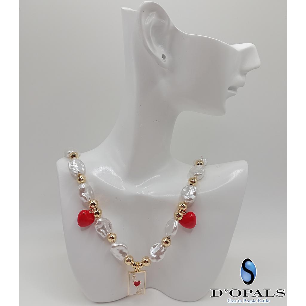 COLLAR TERMINADO CON PERLAS ACRILICAS Y DIJES